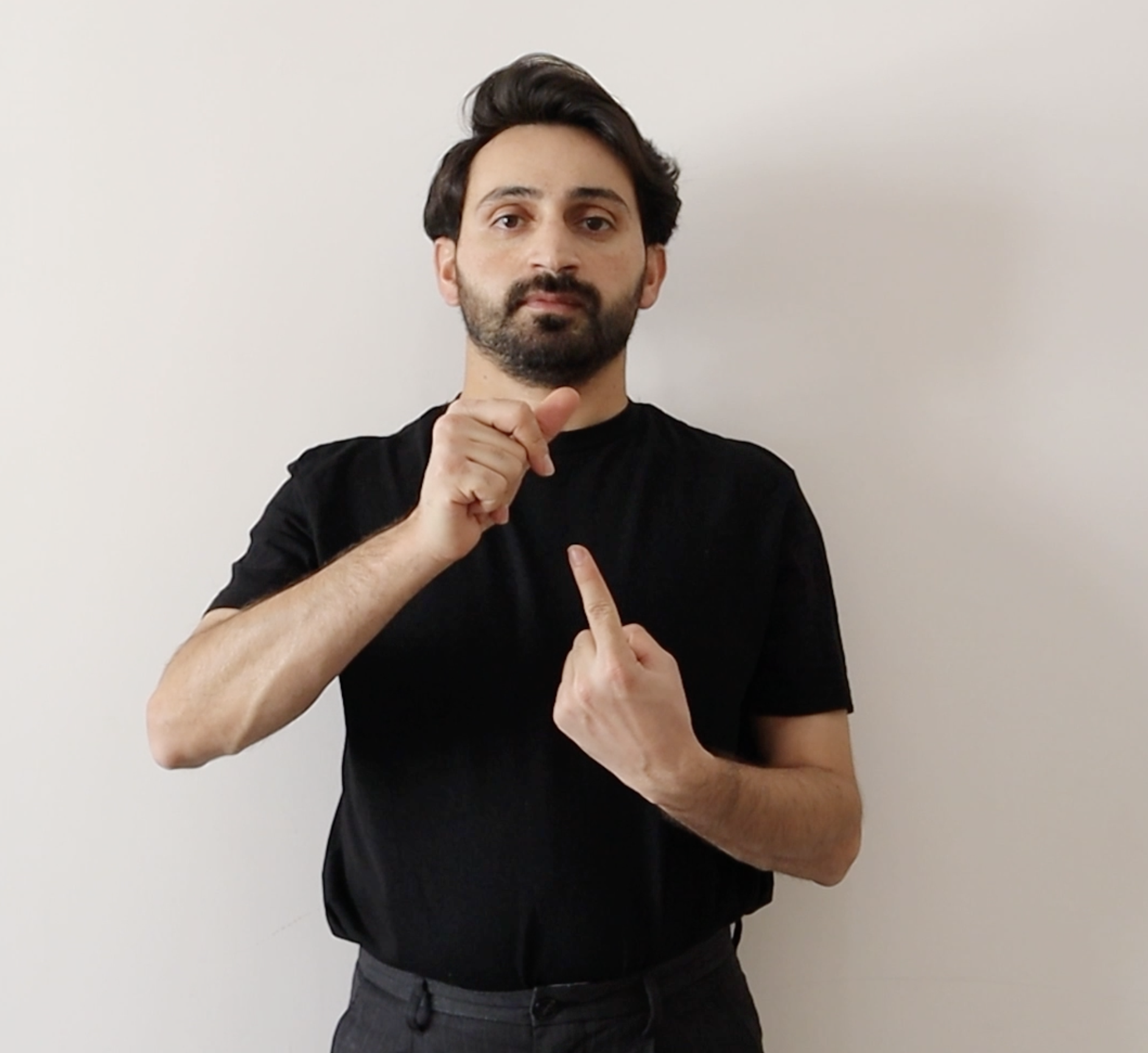 İşaret dilinde İ harfi parmak alfabesi el hareketi gösterimi
